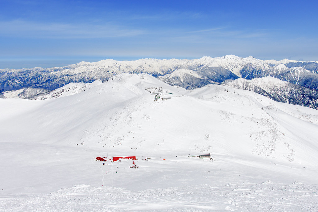冬の乗鞍岳稜線から見る中央アルプス