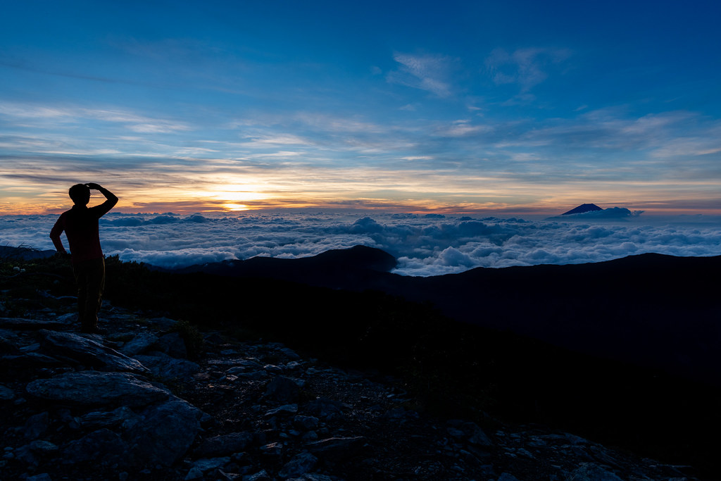 夜明けの千枚岳山頂からの景色