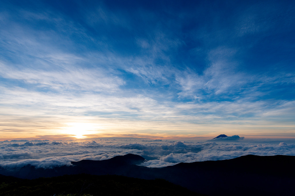 夜明けの千枚岳山頂からの景色