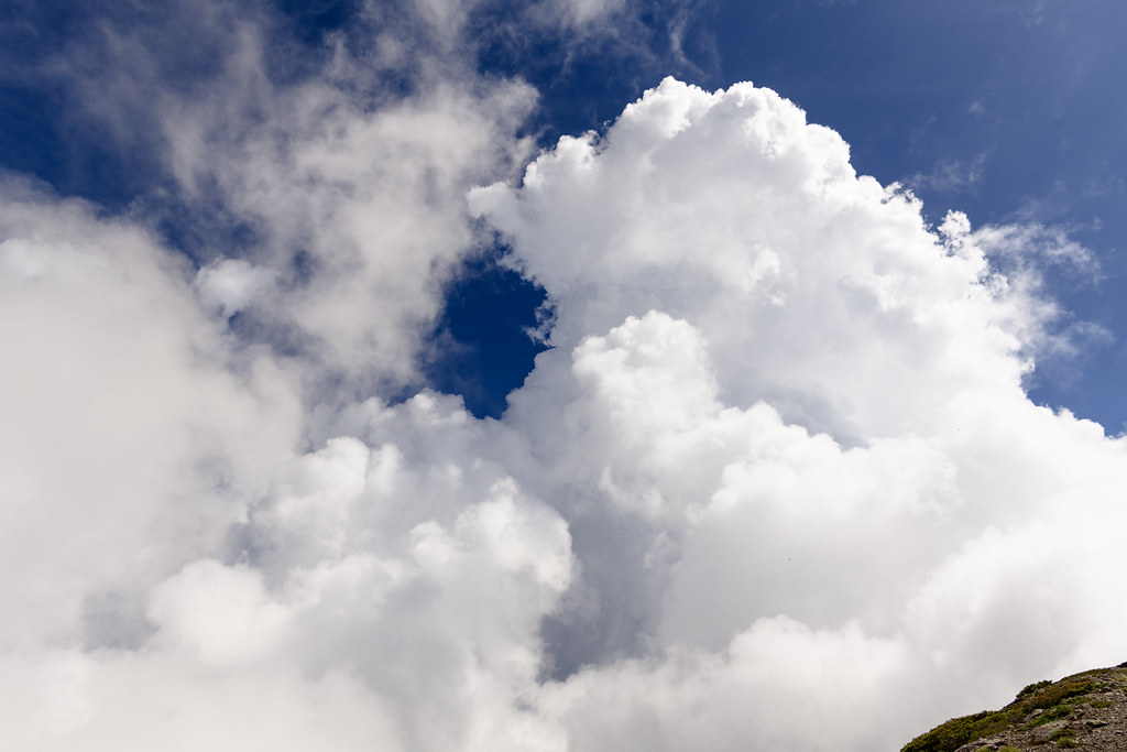 中岳避難小屋の上空に湧きあがる雲