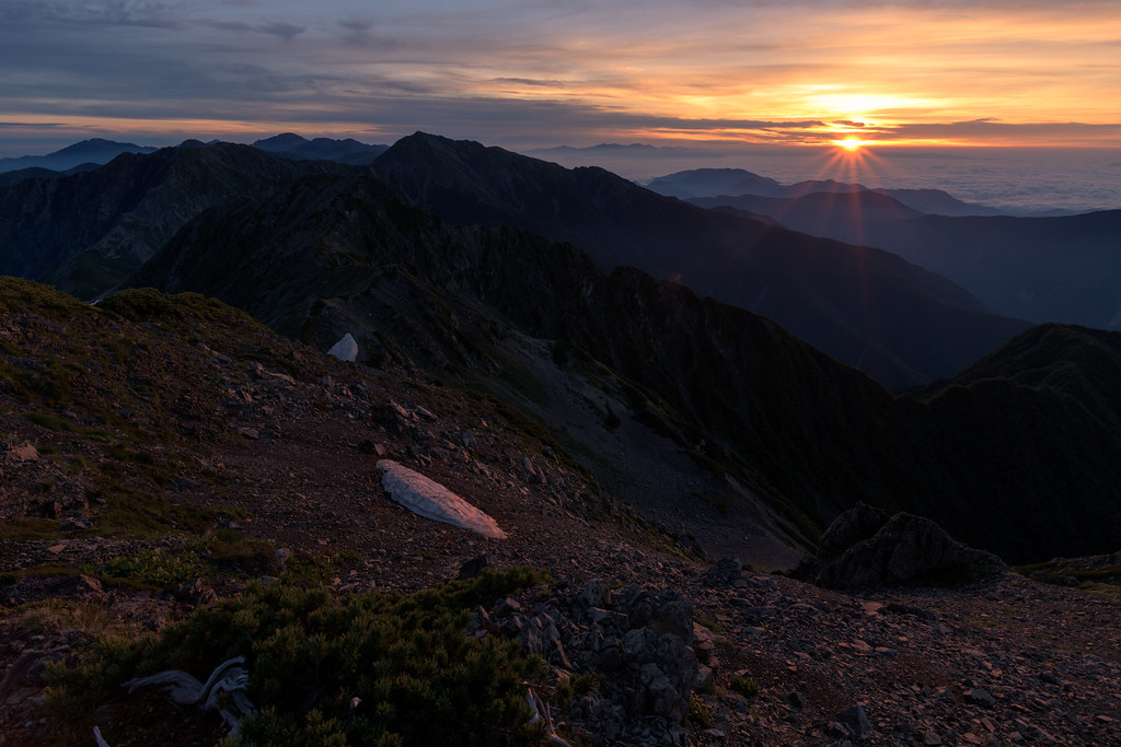 赤石岳山頂の夜明け