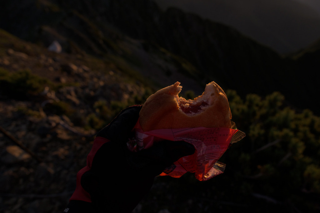 山頂で食べるジャムパン