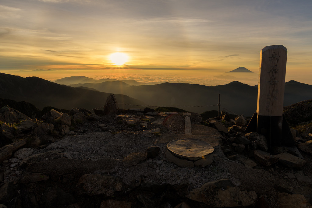 赤石岳山頂の夜明け
