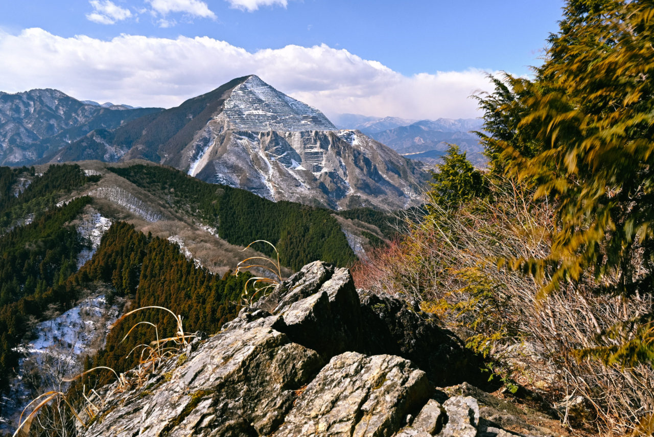 横手山の展望台から見える武甲山