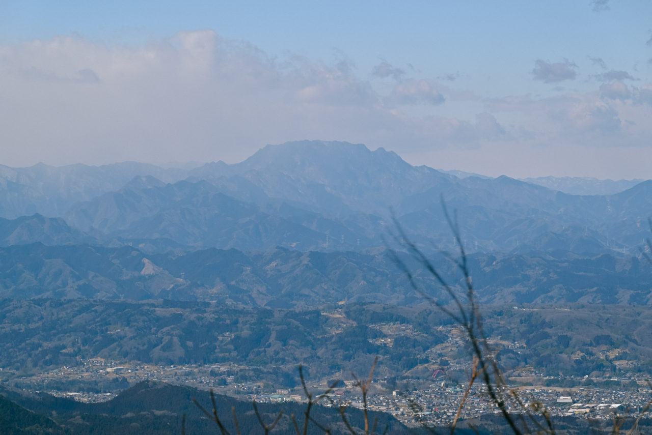 遠い両神山を眺める
