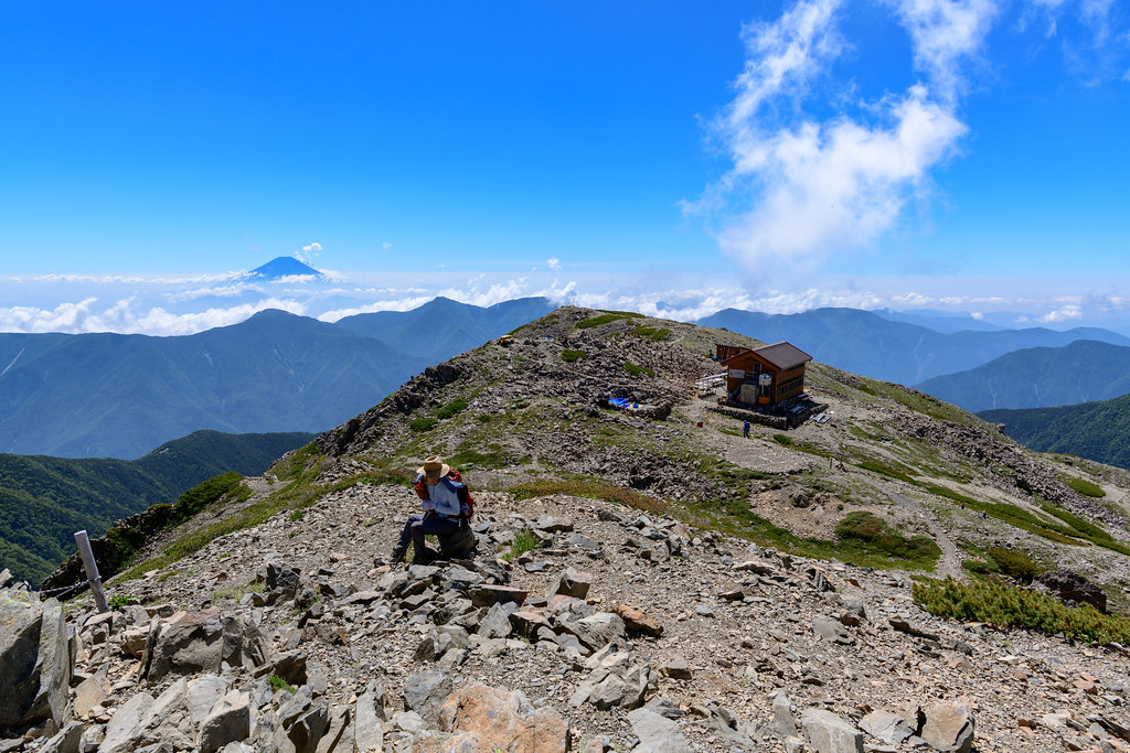 赤石岳山頂の避難小屋