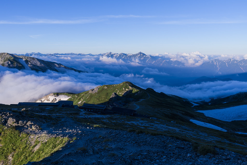 白馬岳の朝の稜線の景色