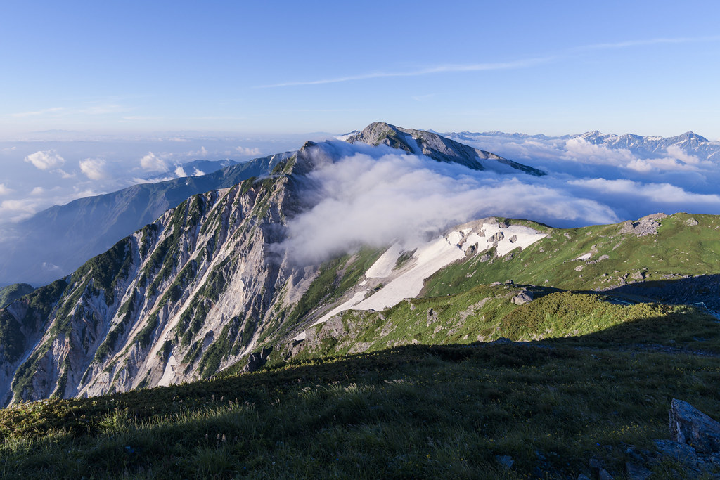 白馬岳の朝の稜線の景色