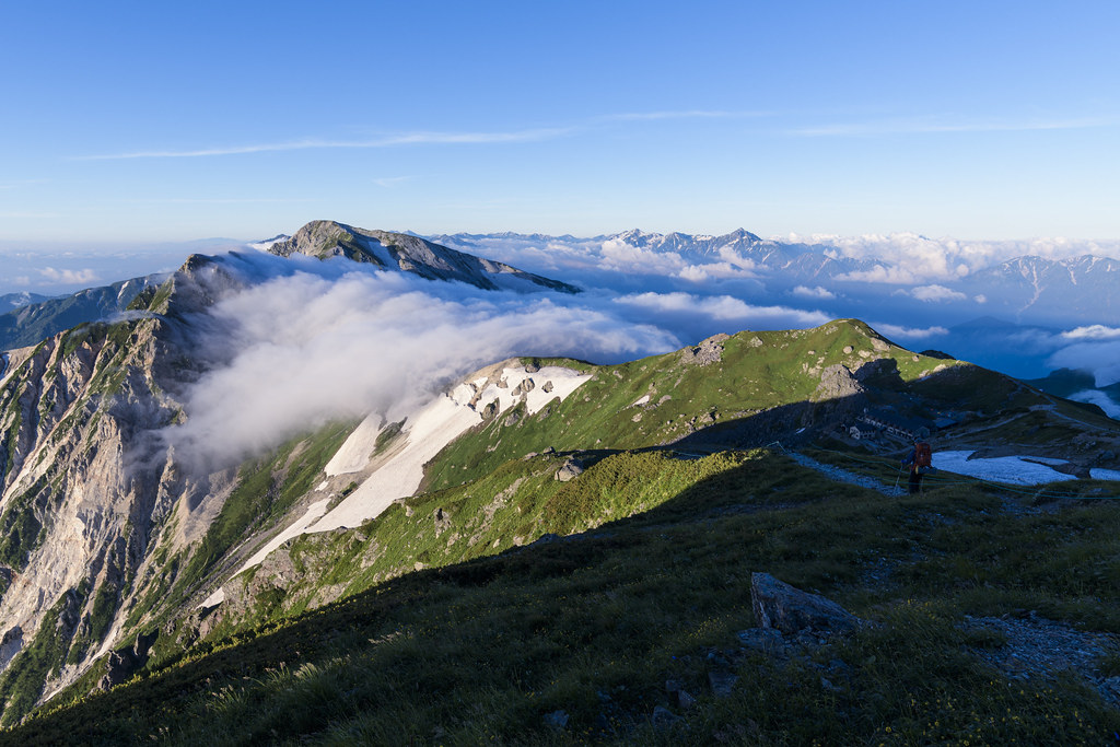 白馬岳の朝の稜線の景色