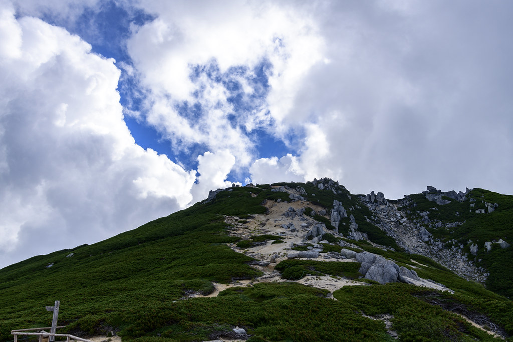 駒峰ヒュッテから山頂を眺める