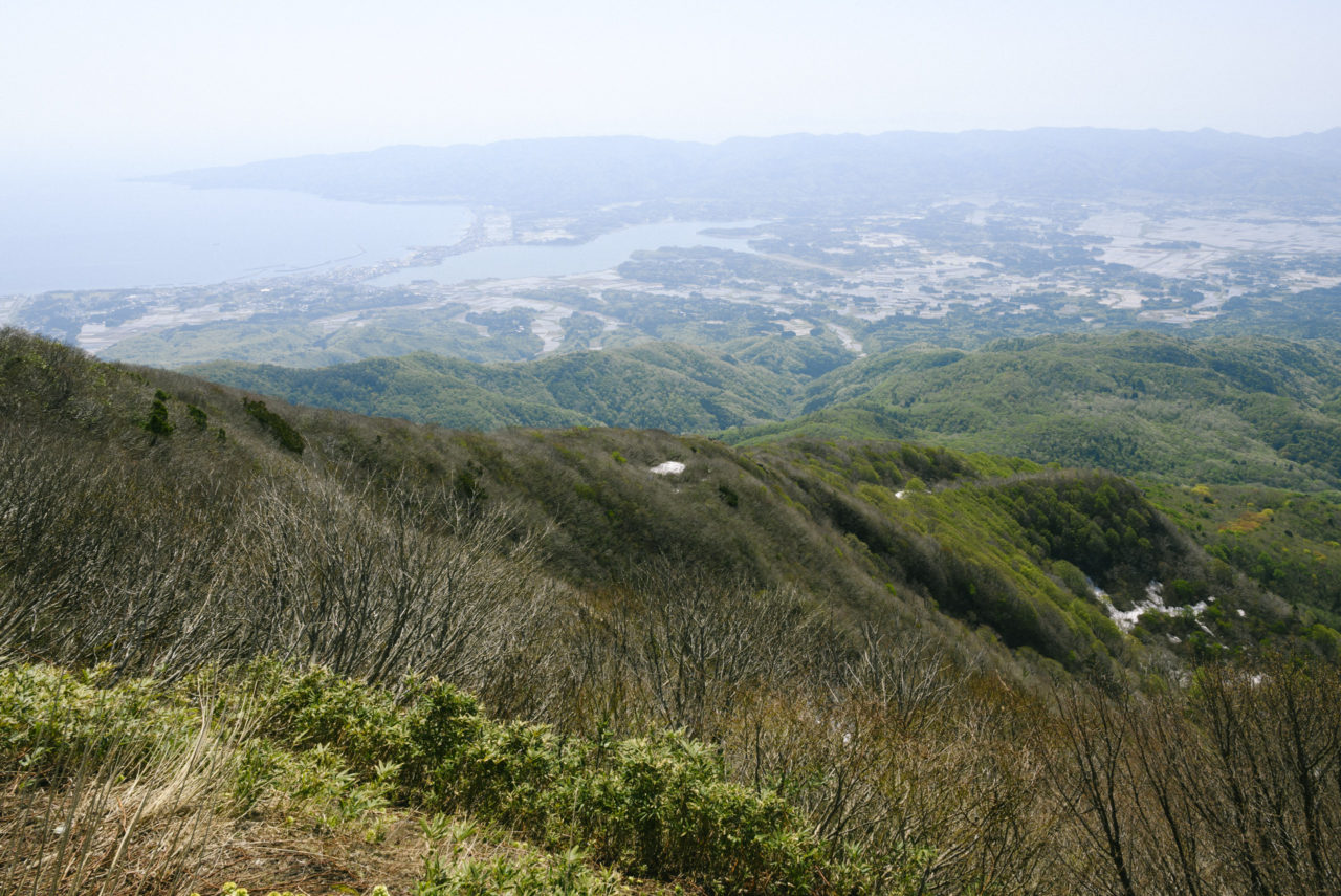 山頂から見下ろす佐渡の景色