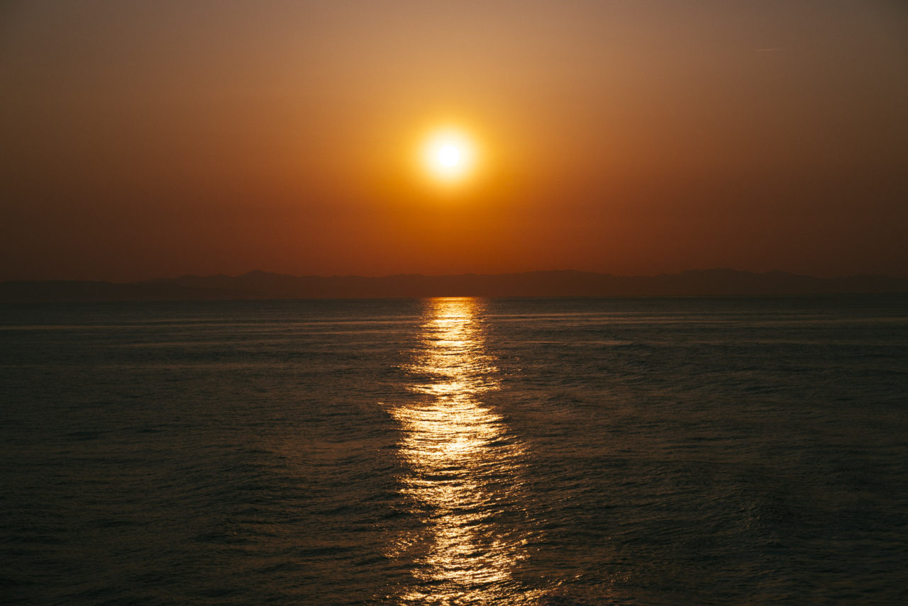日本海に沈む夕日を眺める
