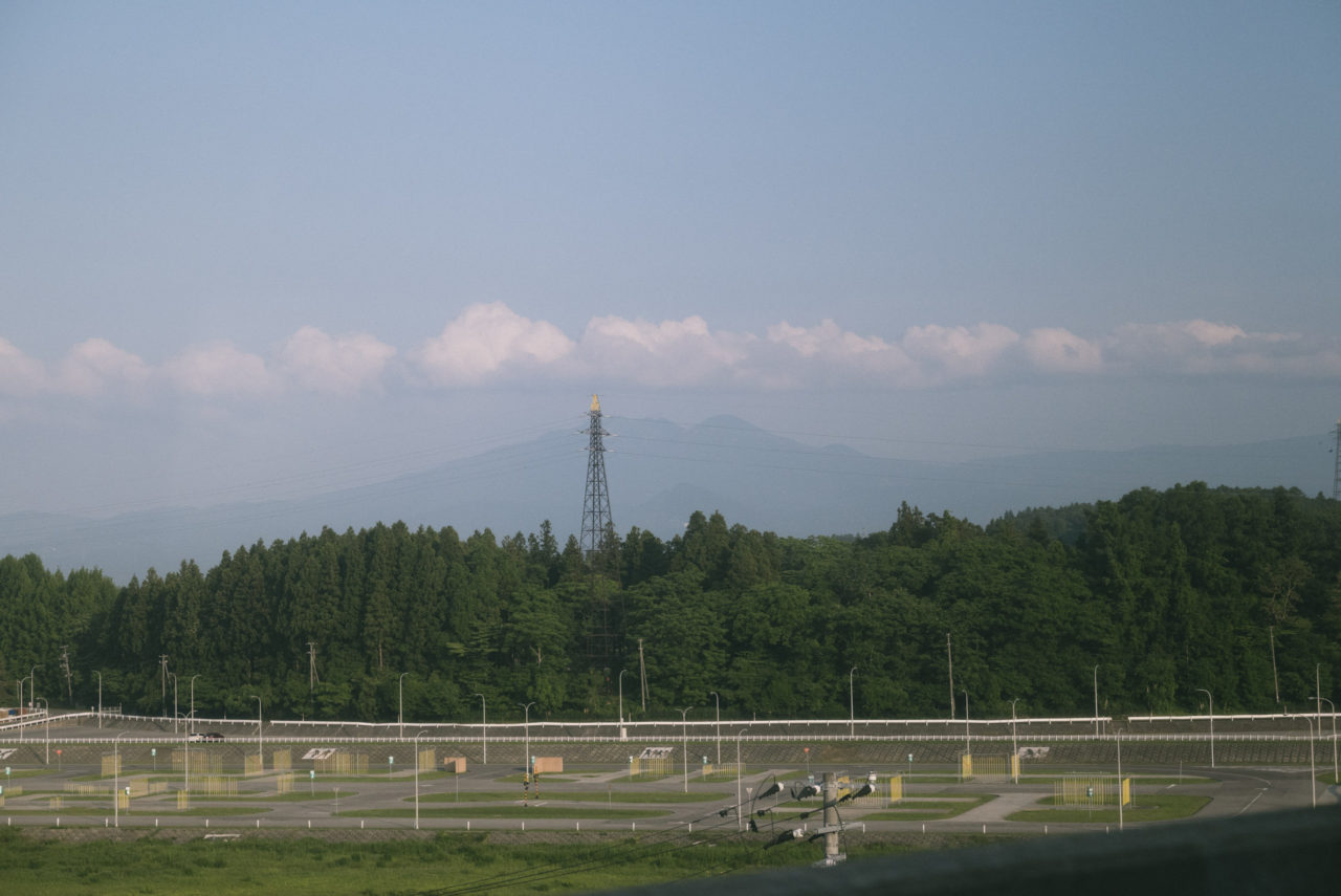 新幹線から眺める八甲田山