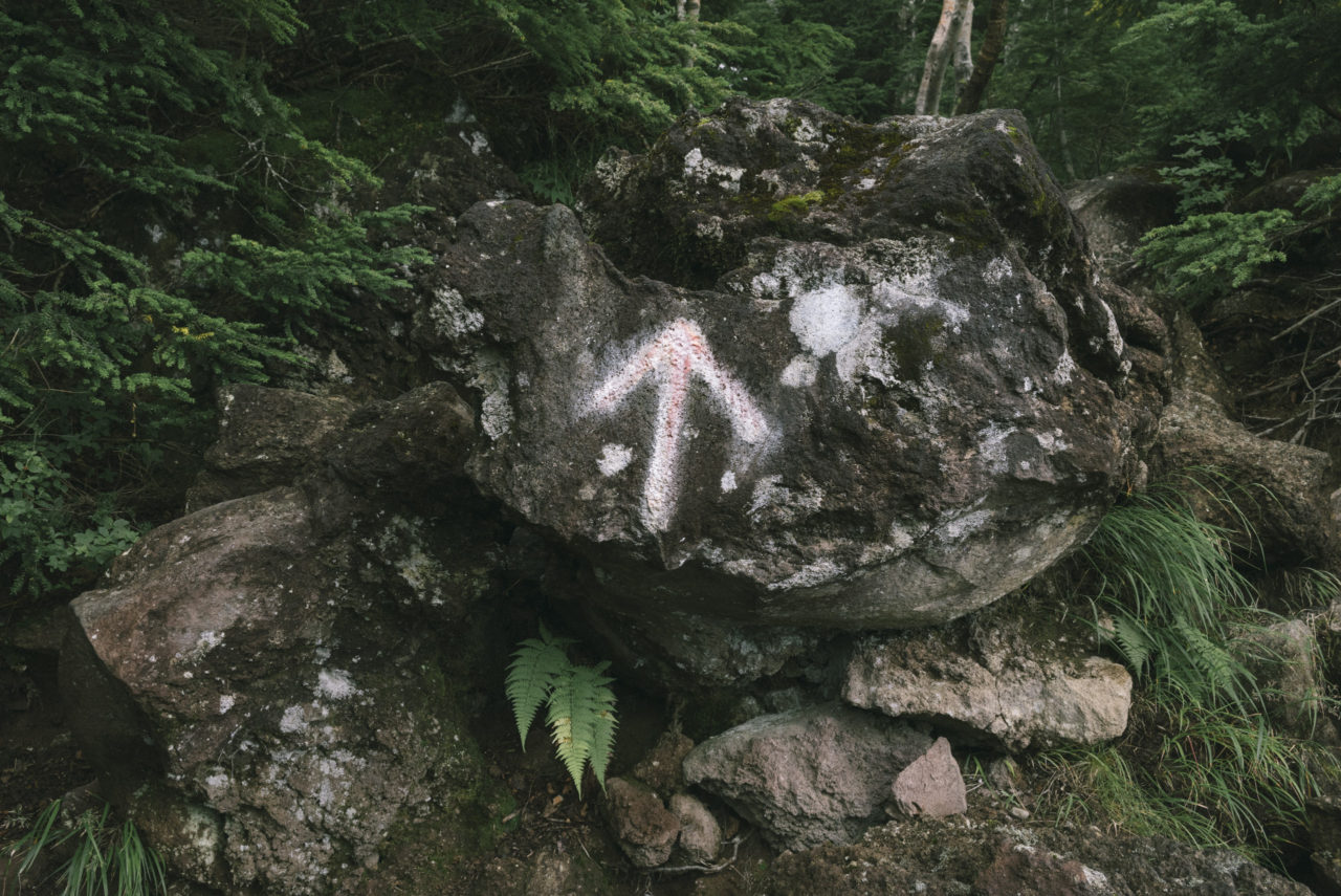 男体山に描かれた矢印