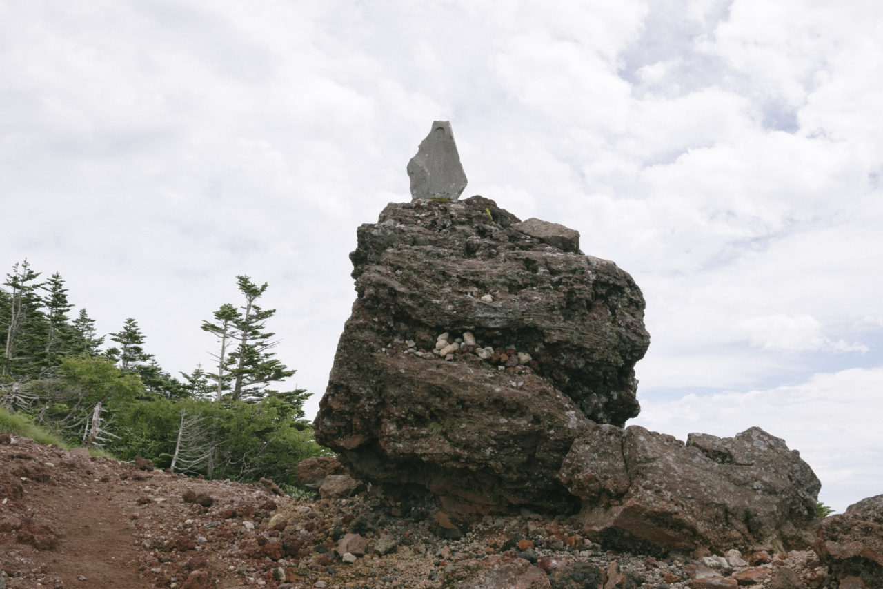 岩の上に建てられた石碑