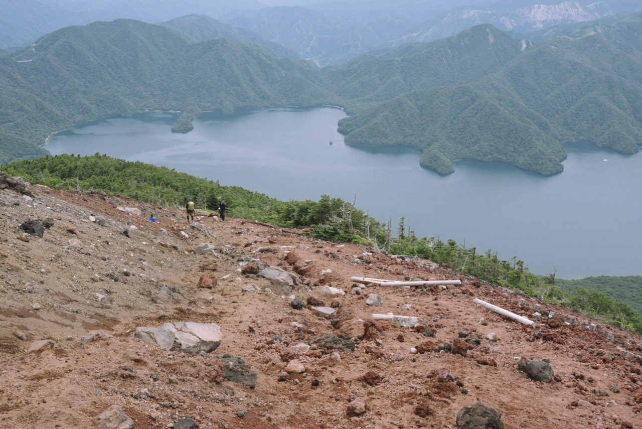 男体山から見下ろす中禅寺湖と登山道