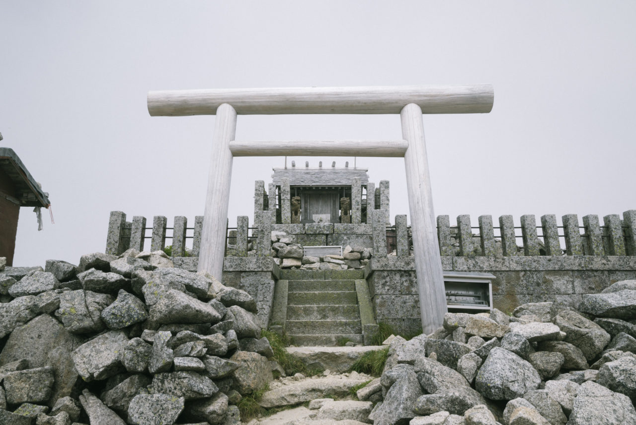 木曾駒ヶ岳山頂神社へ参拝する