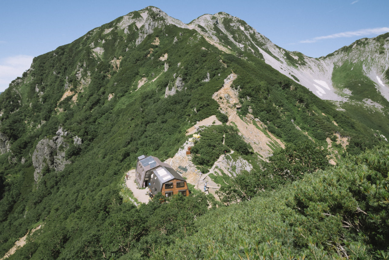 蓮華岳方面から針ノ木小屋を見下ろす