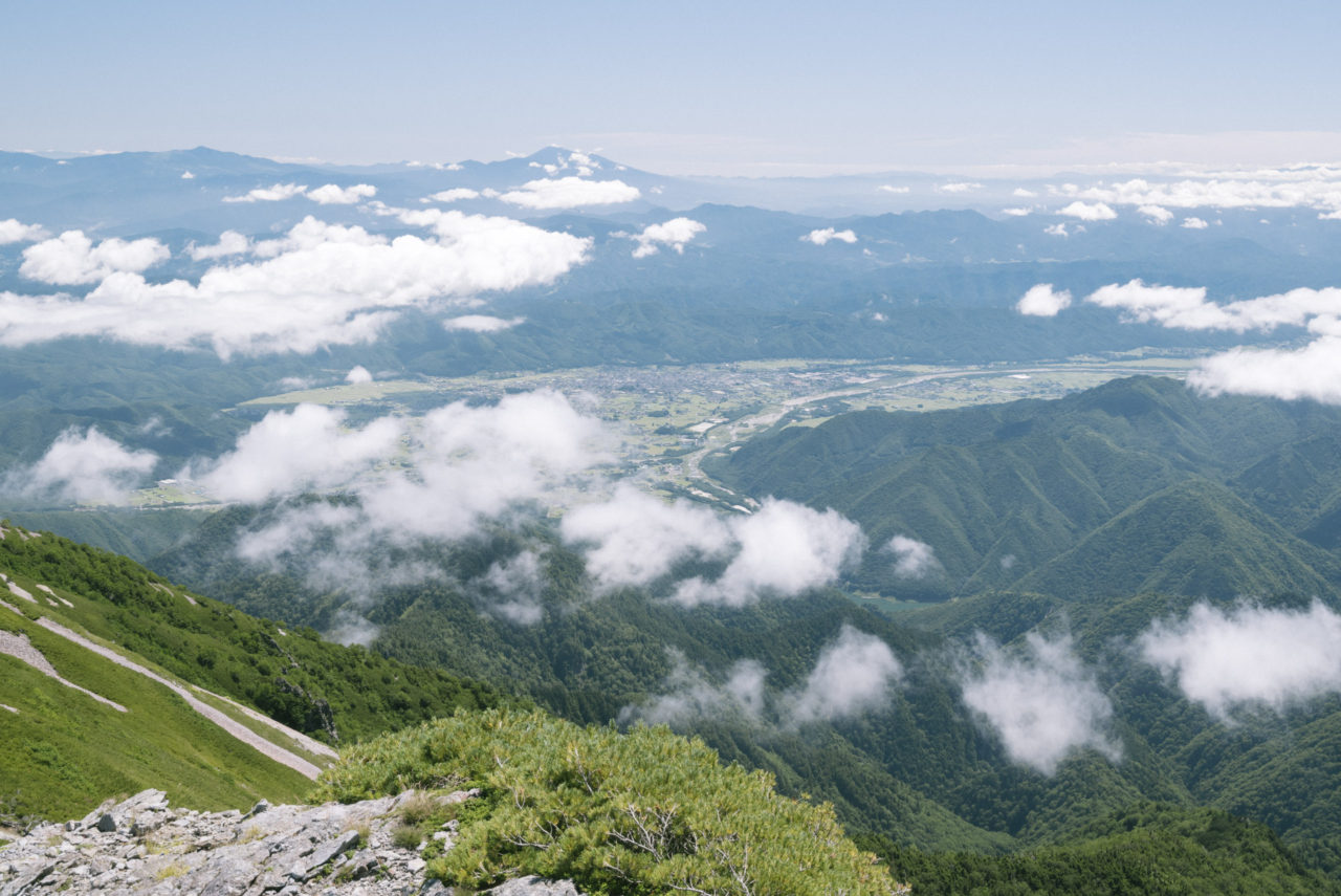 針ノ木岳から見下ろす信州川の盆地