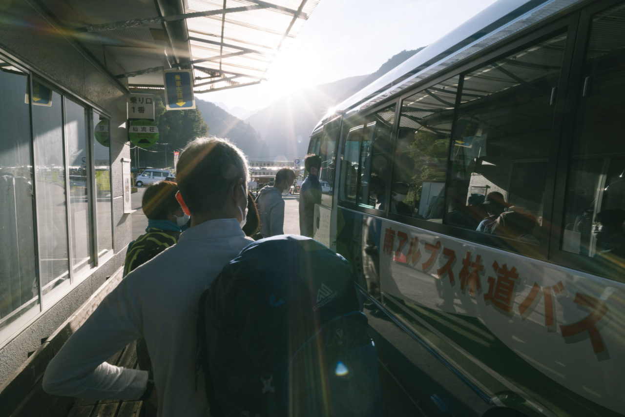 北沢峠行きのバスに乗る人々