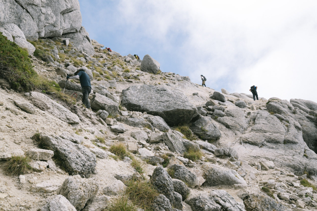 花崗岩の山肌を登る登山者たち