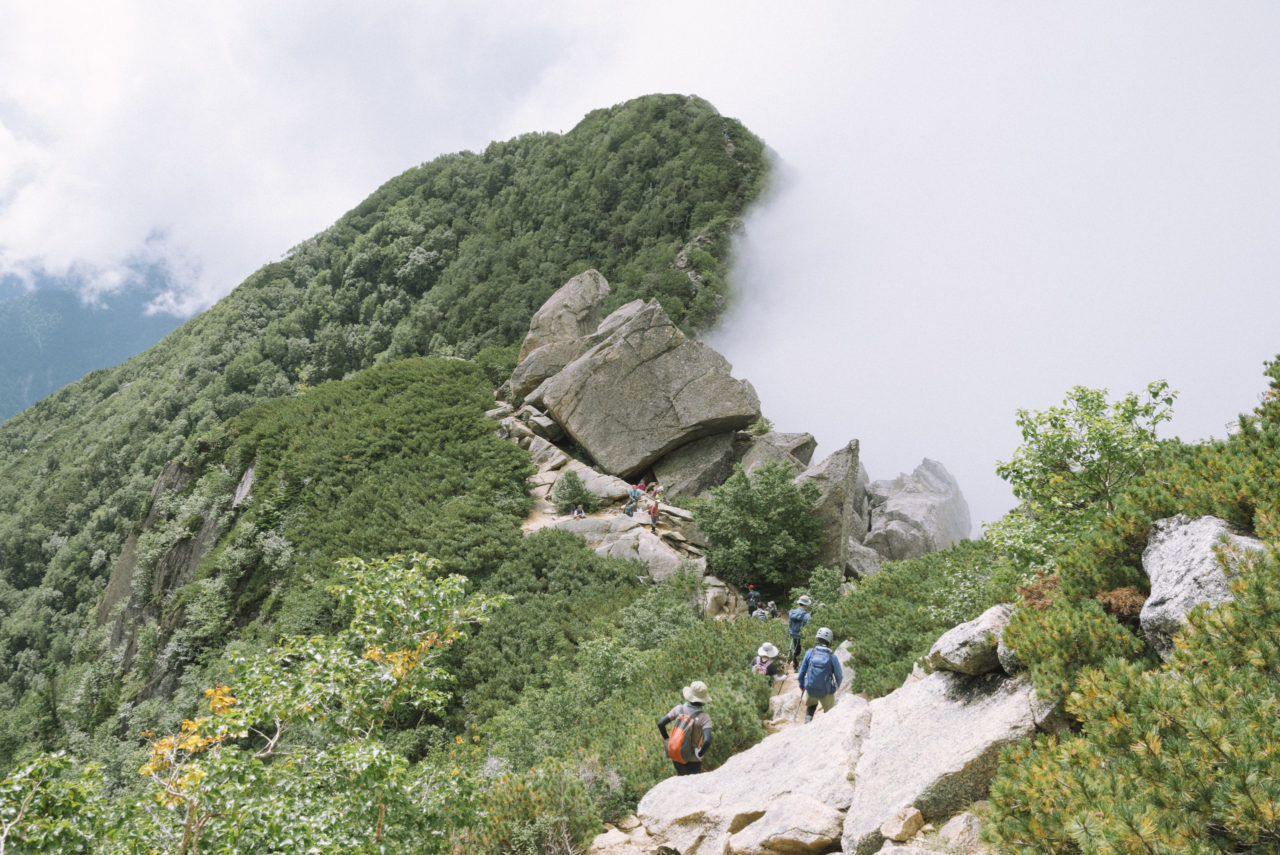 ひし形の巨岩が登山者を見守る
