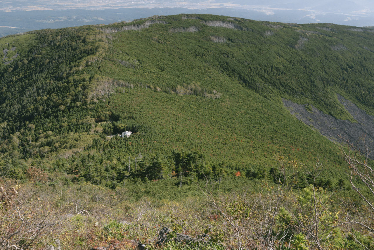 山頂から見下ろす蓼科山荘と外輪の稜線