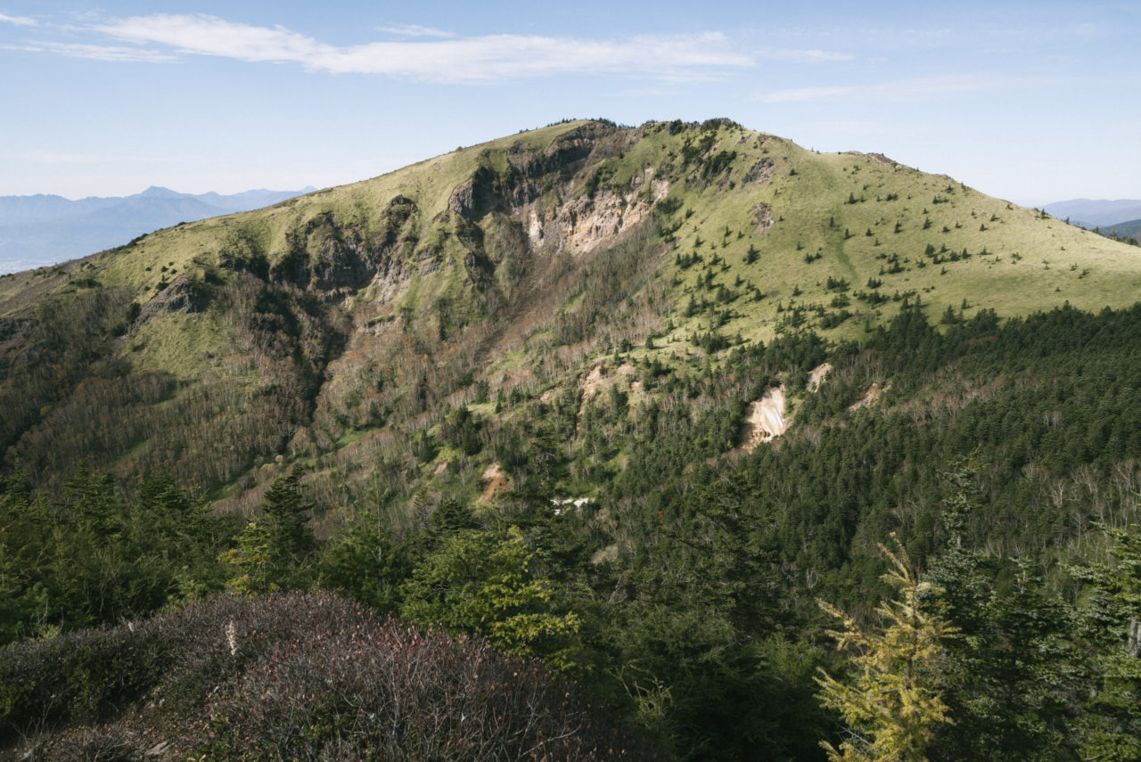 登山道中から見る根子岳の景色