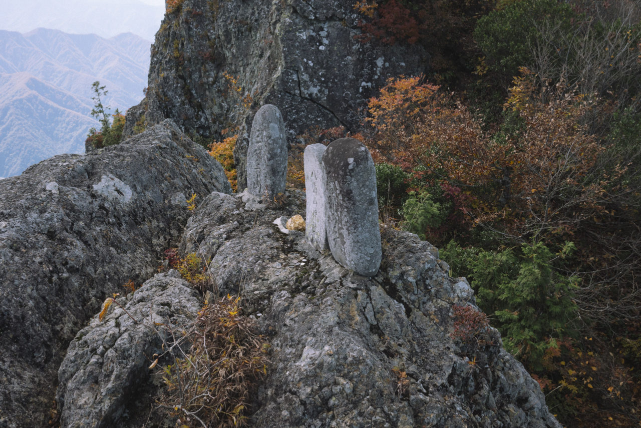 山頂に建てられた修験の石碑