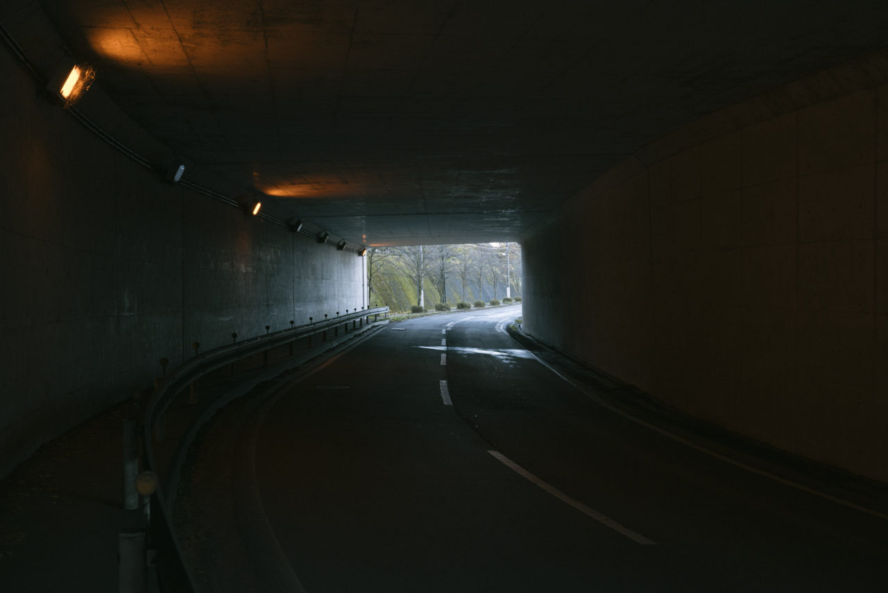 登山口前のトンネル