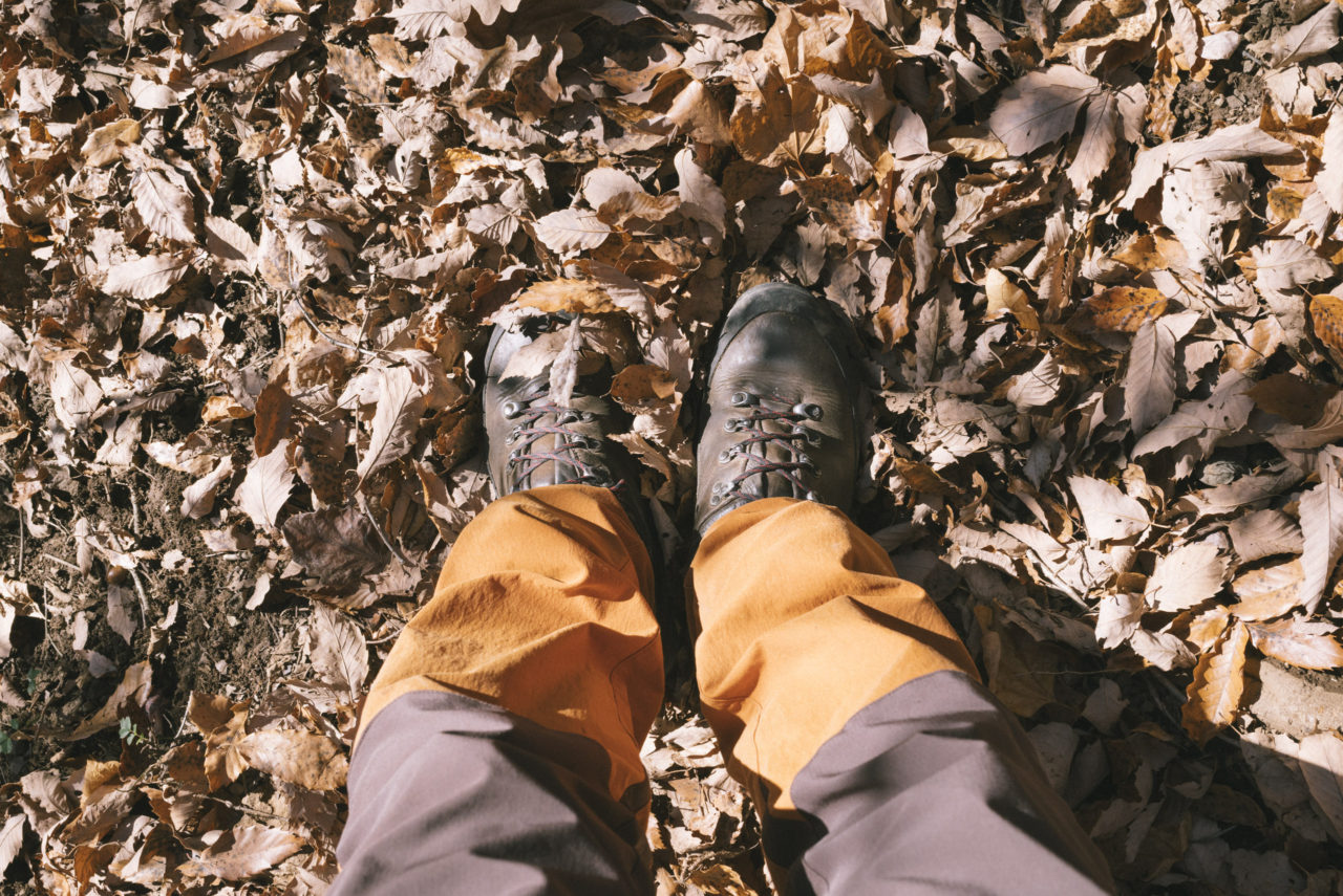 落ち葉に埋もれる登山靴