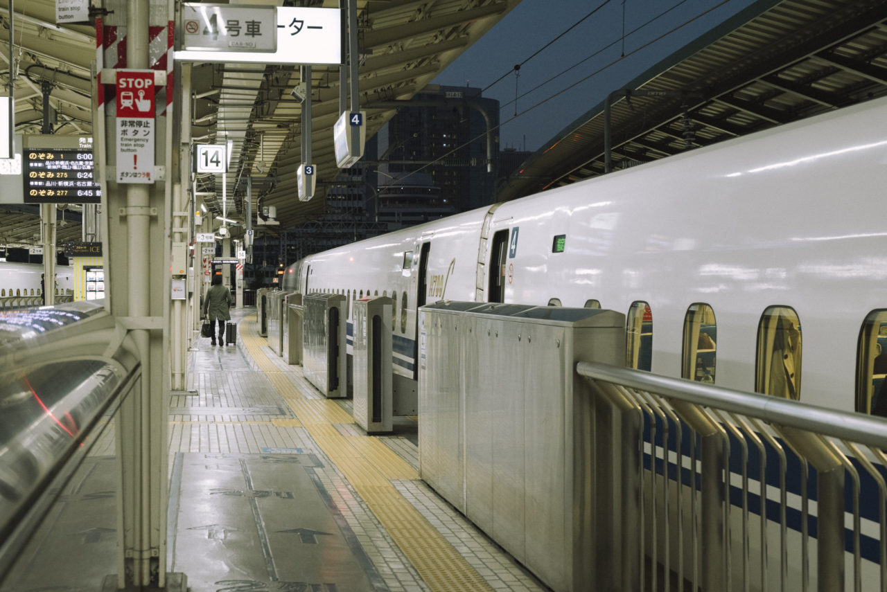 早朝の新幹線のぞみ