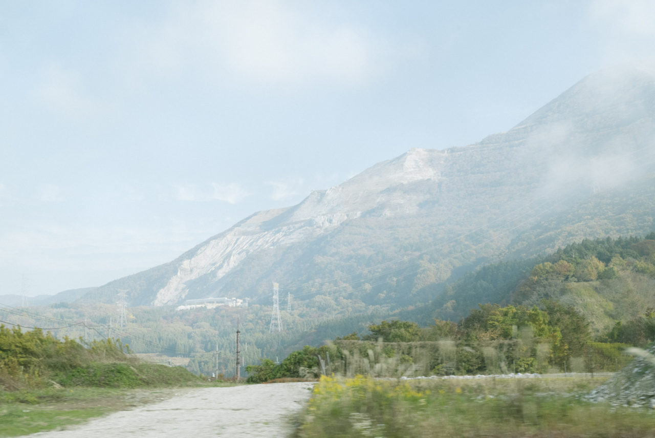 タクシーから見る伊吹山の斜面