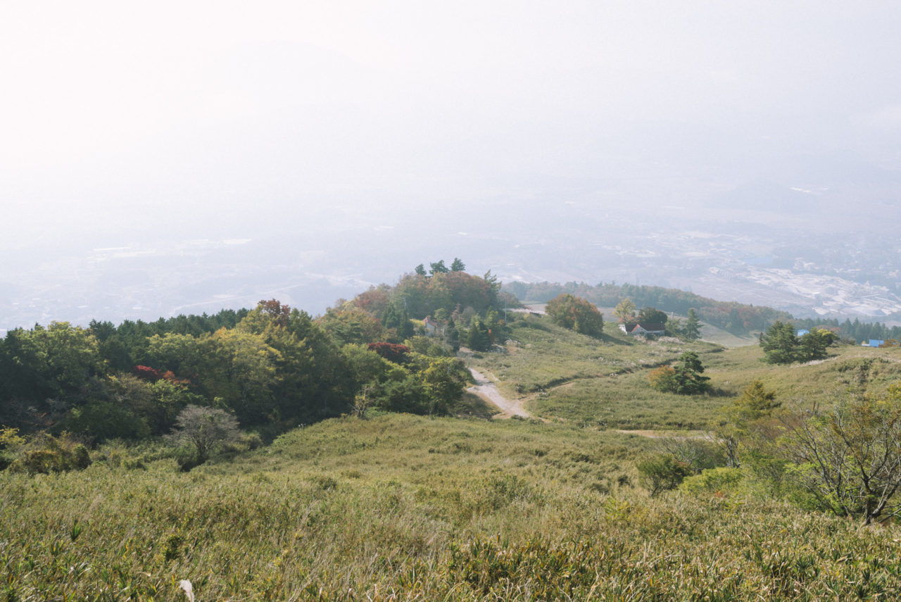 高原荘を見下ろす