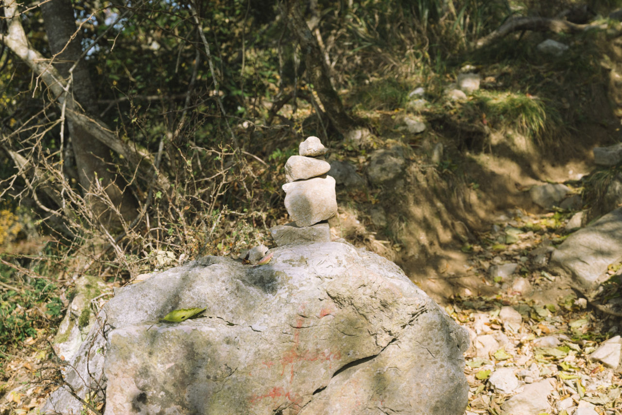 登山道わきのケルン