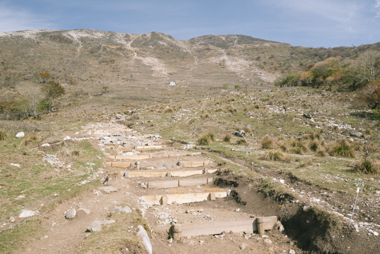 禿げあがった山肌