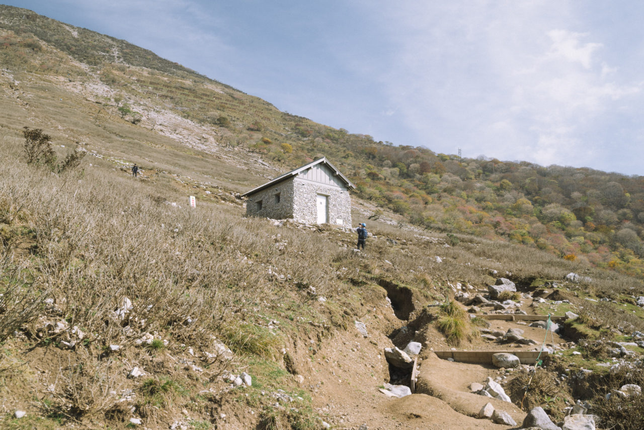 伊吹山六合目避難小屋