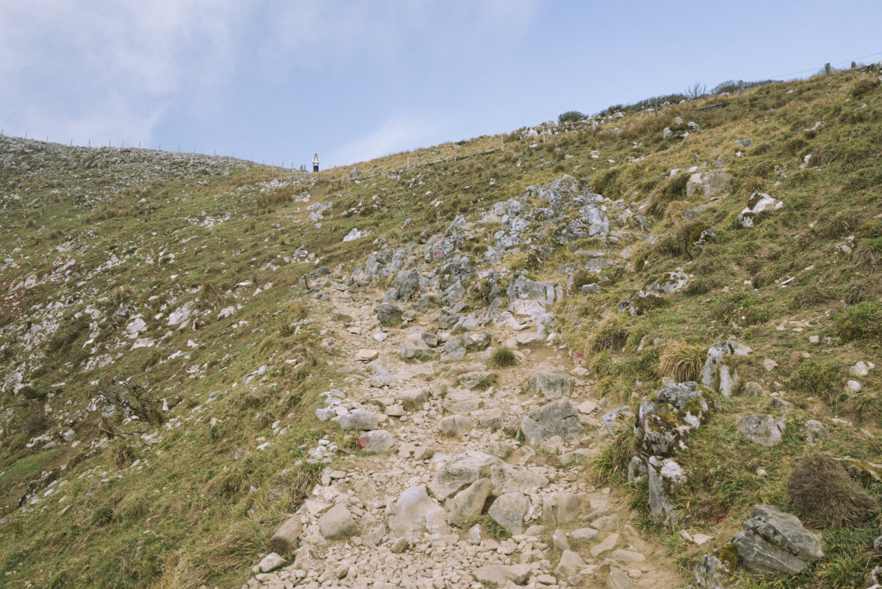 山頂直下の荒れた登山道