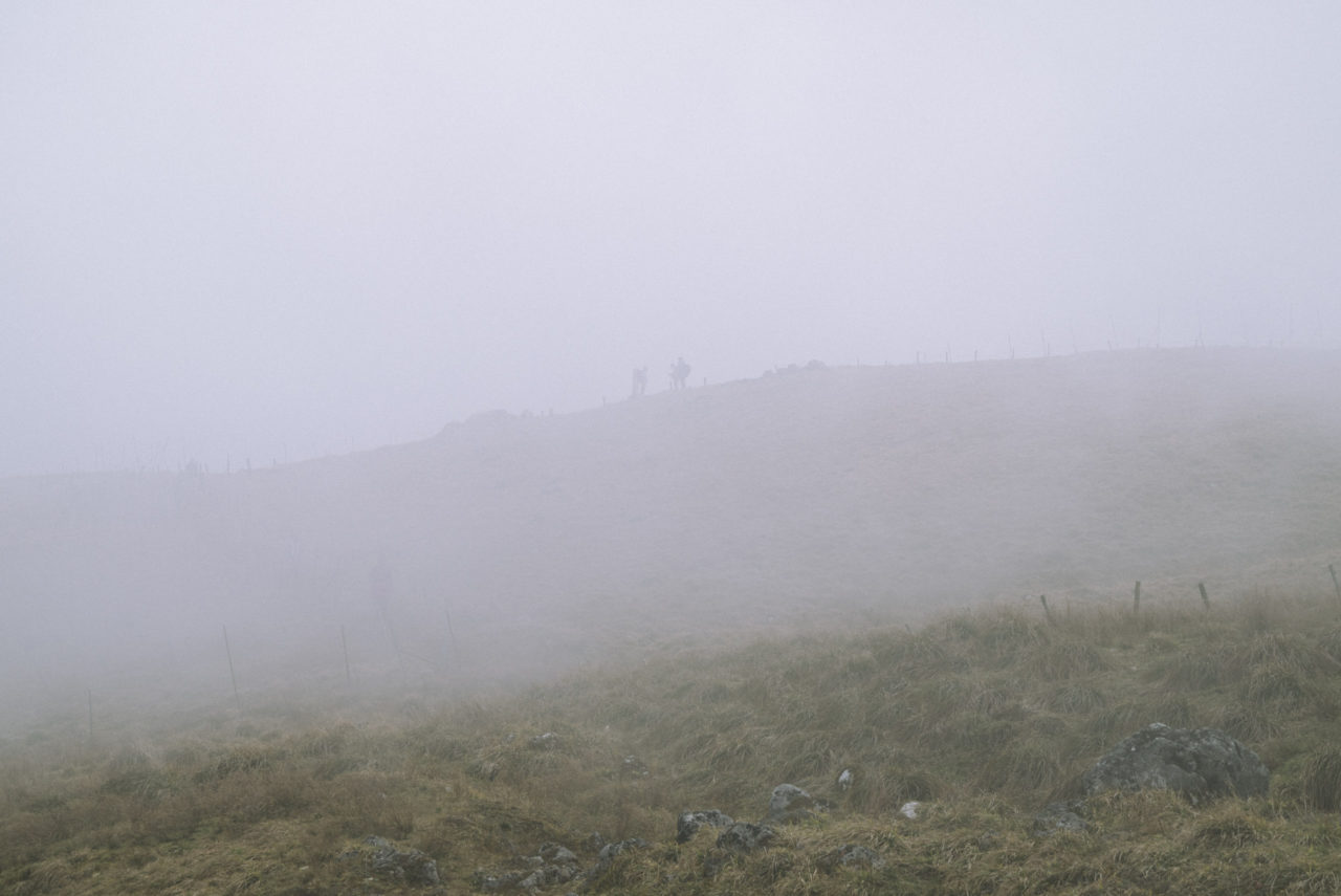 ガスに包まれた山頂