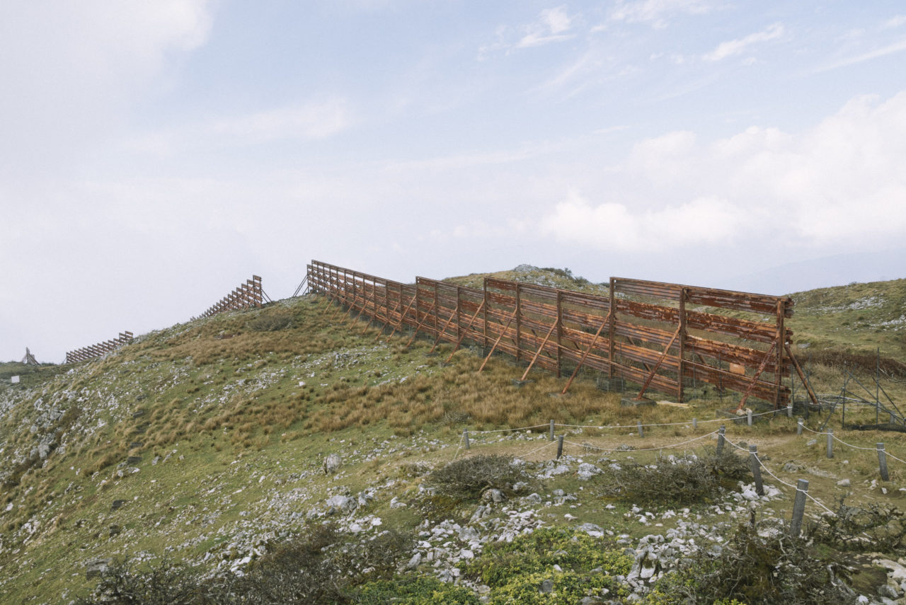 山頂に建てられた巨大な柵