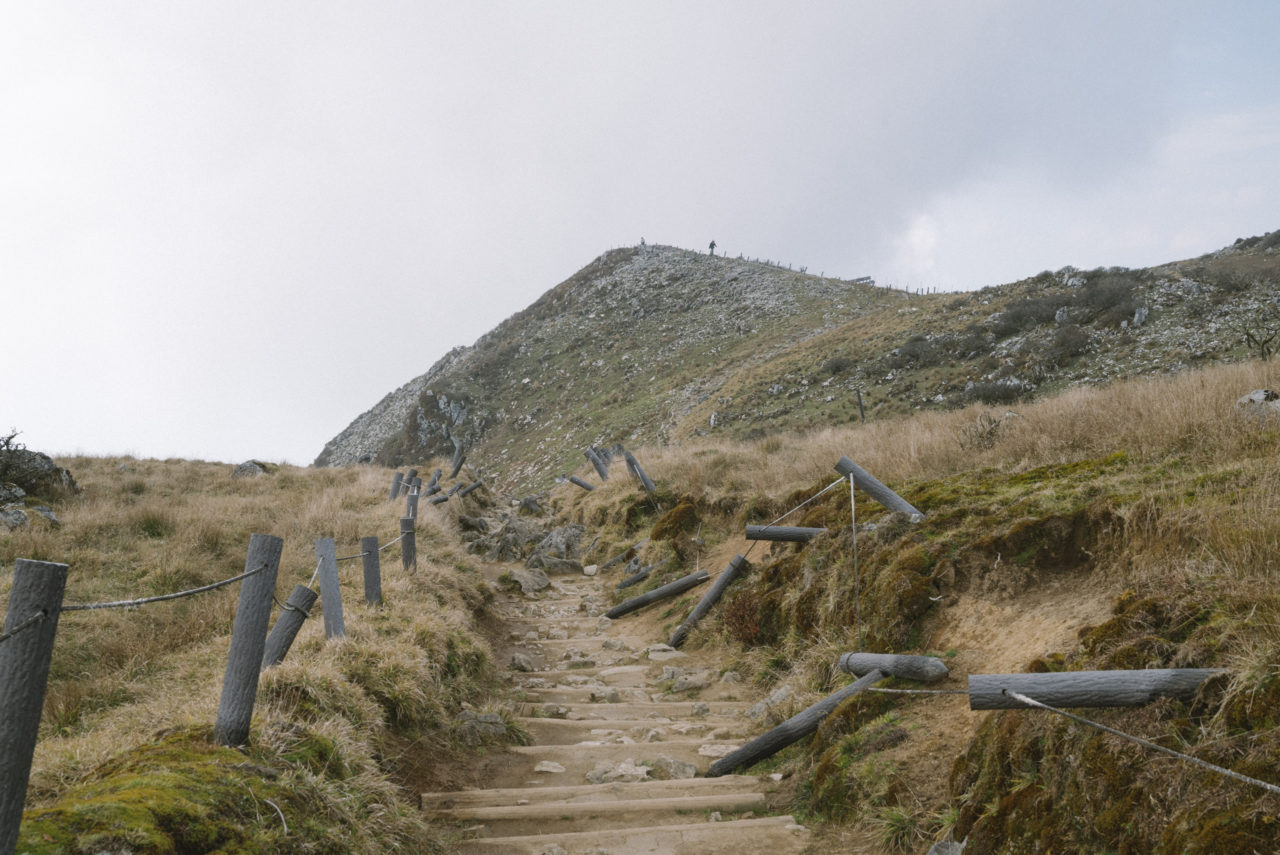 雲が多い琵琶湖方面