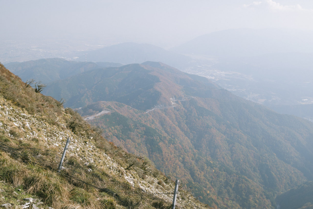 山岳道路を見下ろす