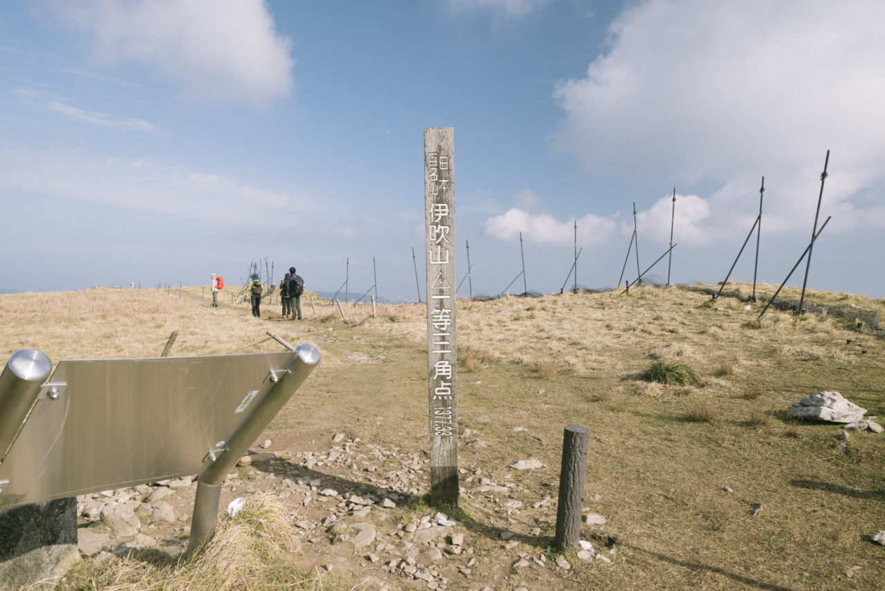 青空広がる伊吹山山頂