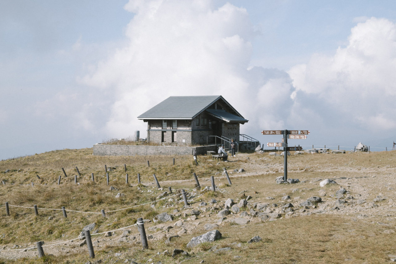 青空の山頂トイレ