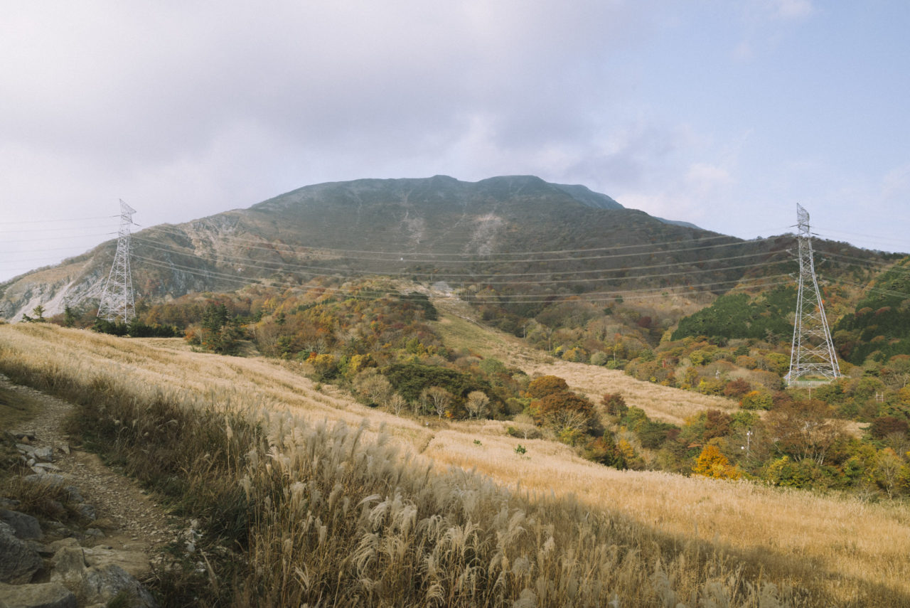 送電線と伊吹山