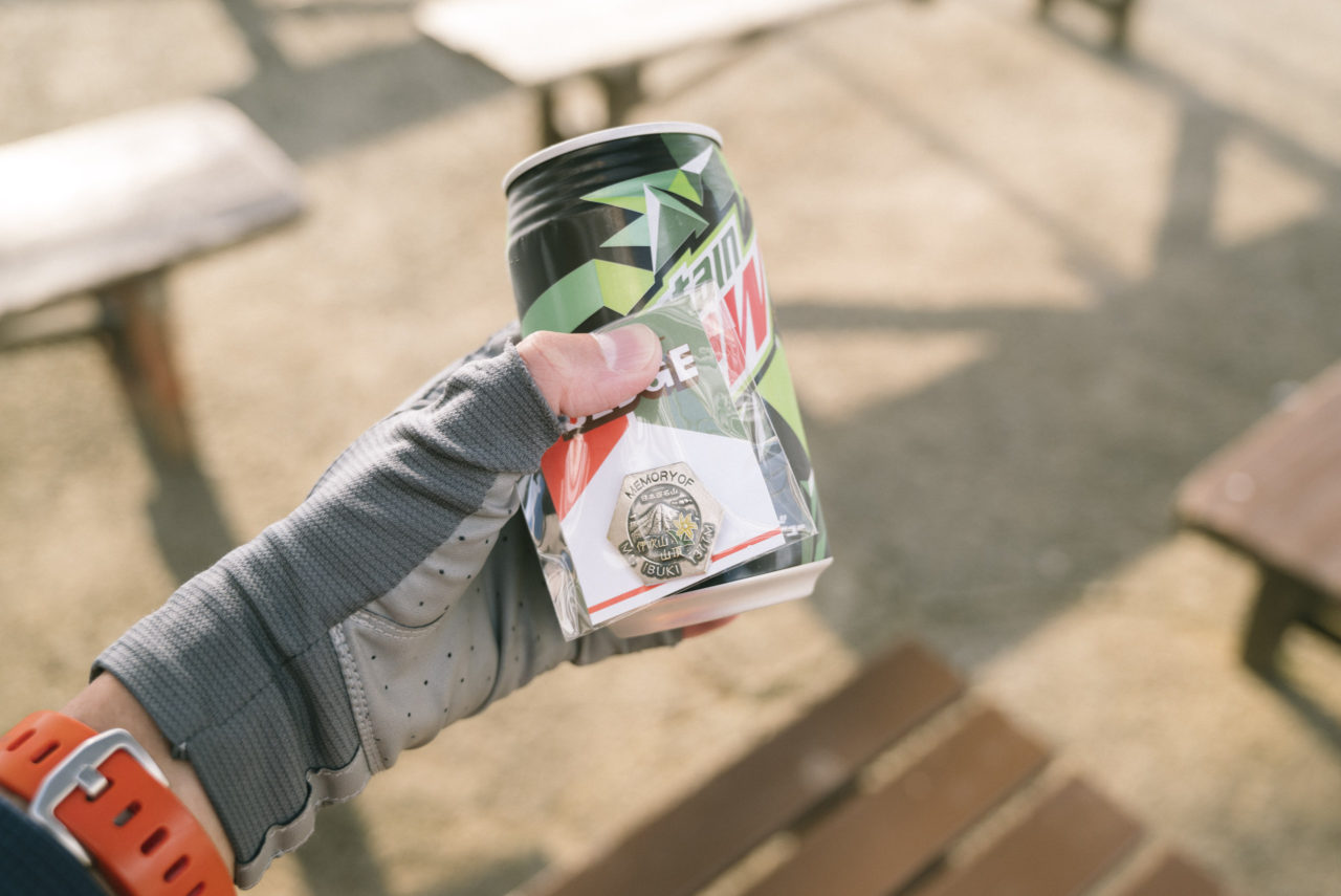 登山バッジとマウンテンデュー