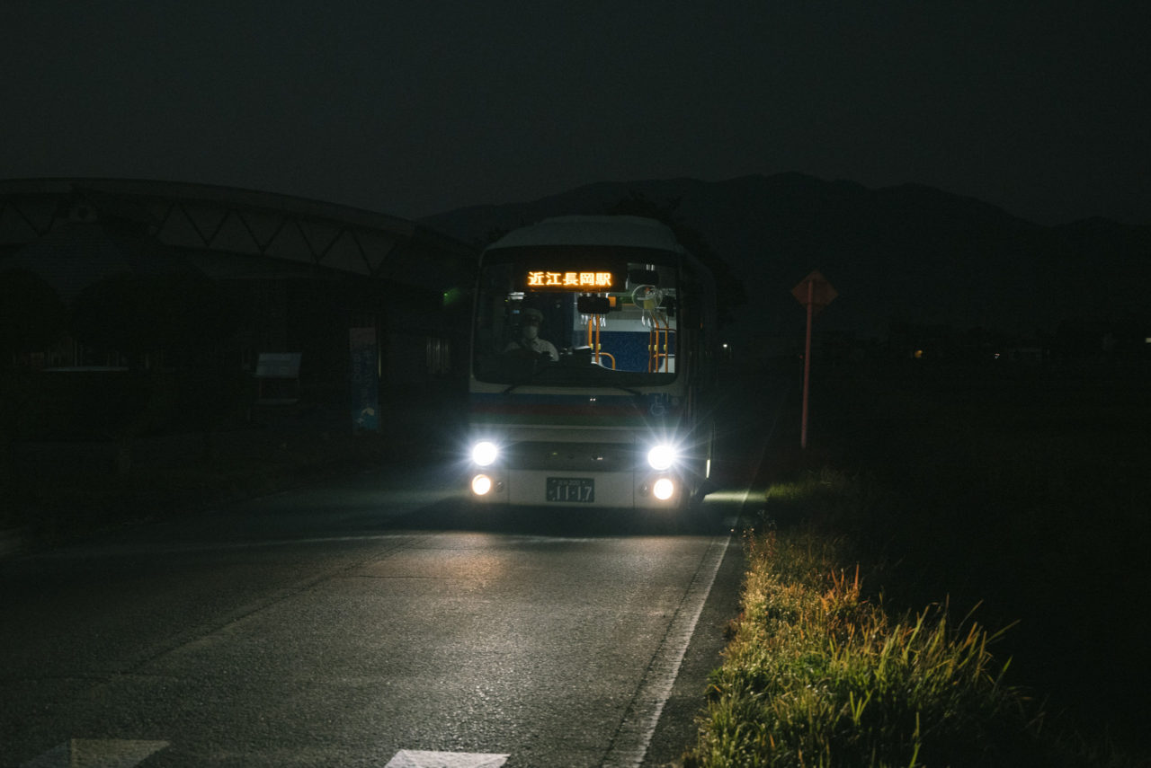 真っ暗闇の中訪れたバス