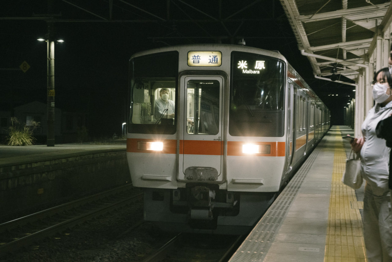 米原へ向かうローカル線