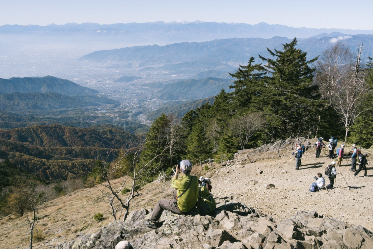 大菩薩嶺の稜線で景色を楽しむ登山者