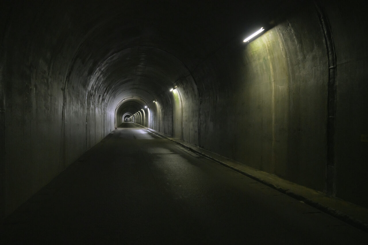 何処までも続くトンネルを歩く